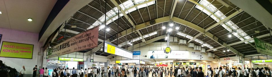 Panoraamakuva Shinagawan aseman sisältä