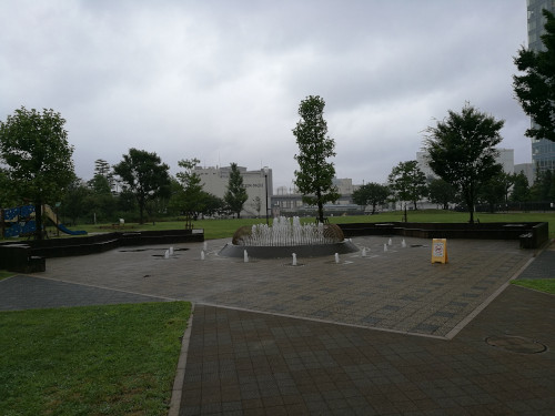 Suihkulähde Kōnan Ryokusui -puistossa