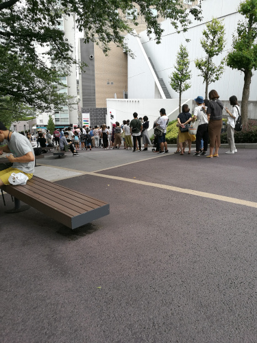 Sisäänpääsyjono Maxell Aqua Parkiin