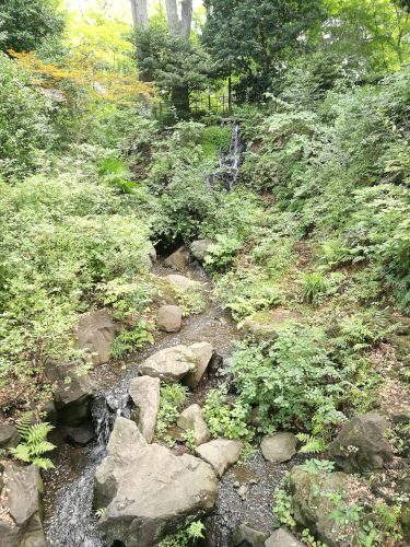 "Vesiputous" Arisukananomiyan puistossa