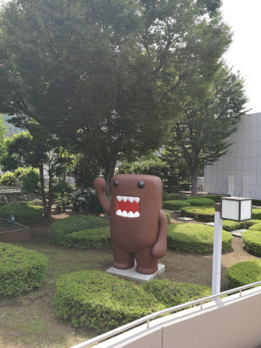 NHK:n maskotti Dōmo-kun NHK Studio Parkin edustalla