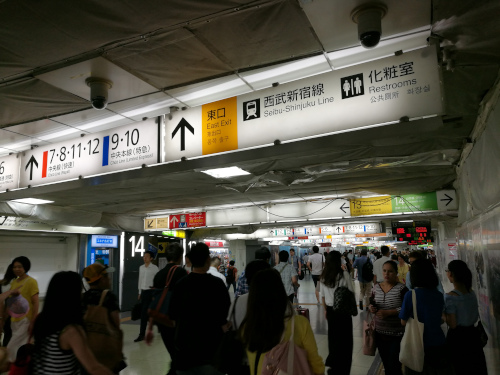 Shinjukun asemaa sisältä