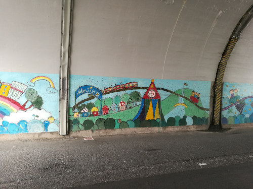 Taidetta rautatiesillan alikulkutunnelin seinässä
