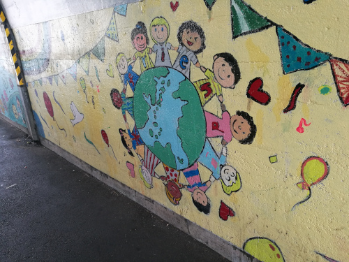 Taidetta rautatiesillan alikulkutunnelin seinässä