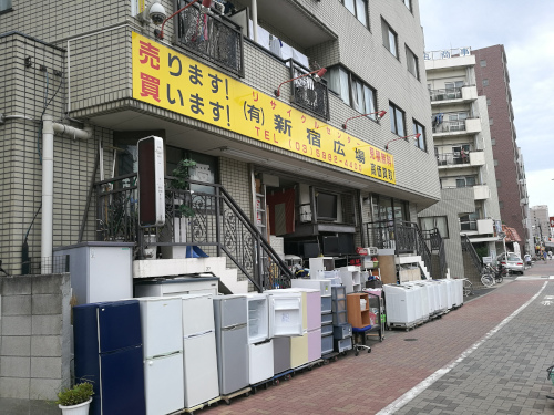 Jääkaappeja ja pyykkikoneita Shinjuku Hiroba -kierrätyskeskuksen edustalla