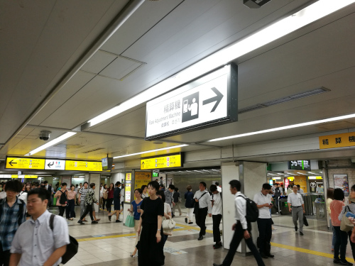 Ikebukuron asemaa sisältä