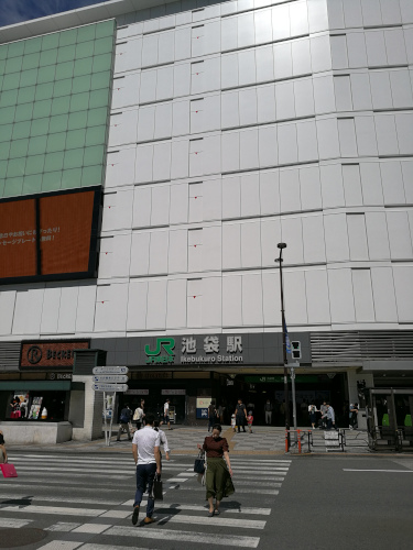 Ikebukuron asemaa ulkoa