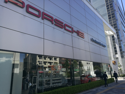 Käytettyjä Porscheja myyvä autoliike