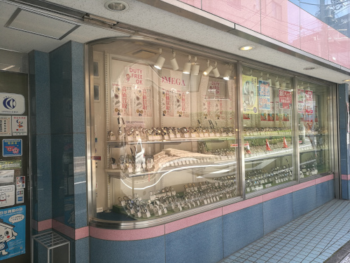 Omega- ja Rolex-rannekelloja Sanoyan näyteikkunassa