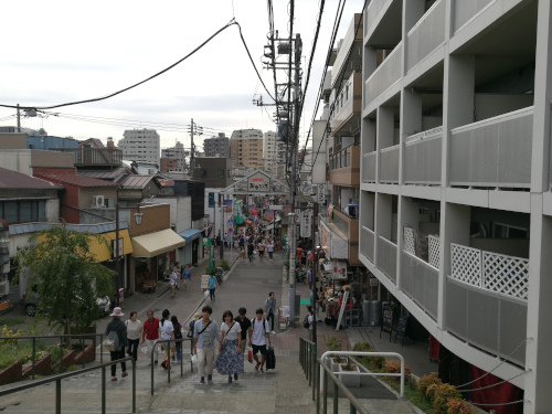 Yanaka-Ginza-kauppakatu "ylhäältä" kuvattuna