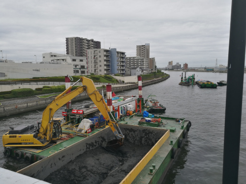Ruoppausta Sumida-joella Otakebashin vieressä