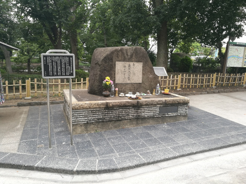 Tokion pommitusten muistomerkki Sumida-puistossa