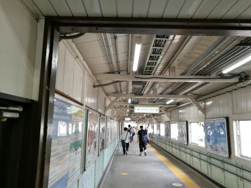 Uguisudanin aseman pitkä käytävä laiturilta pohjoisportille