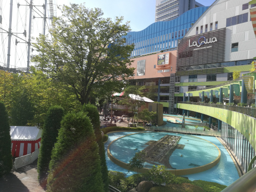 Tokyo Dome Cityä kuvattuna LaQua-kauppakeskuksen toisesta kerroksesta