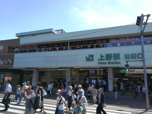 Uenon asema ulkoa (Kōenguchi, eli Ueno-puiston uloskäynti)