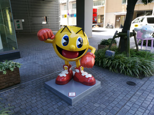 Pacman Bandain konttorin edustalla