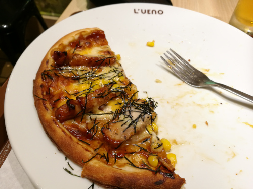 Puoliksi syöty teriyaki-kana-pizza L'Uenolla