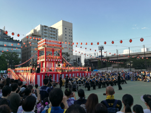 Nihonbashin yläasteen musiikkiesitys