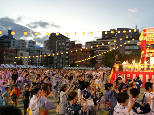 Paikallisia asukkaita bon-tanssin pyörteissä