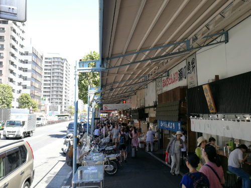 Myyntikojuja Tsukijin kalatorin lähellä