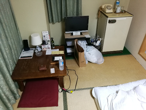 Kinuyan washitsu-huoneeni kalustusta